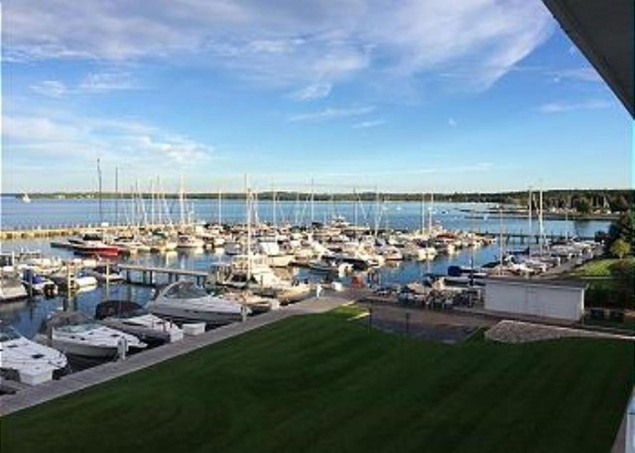 Hotel 54 Foster Boat Works Charlevoix Exterior foto